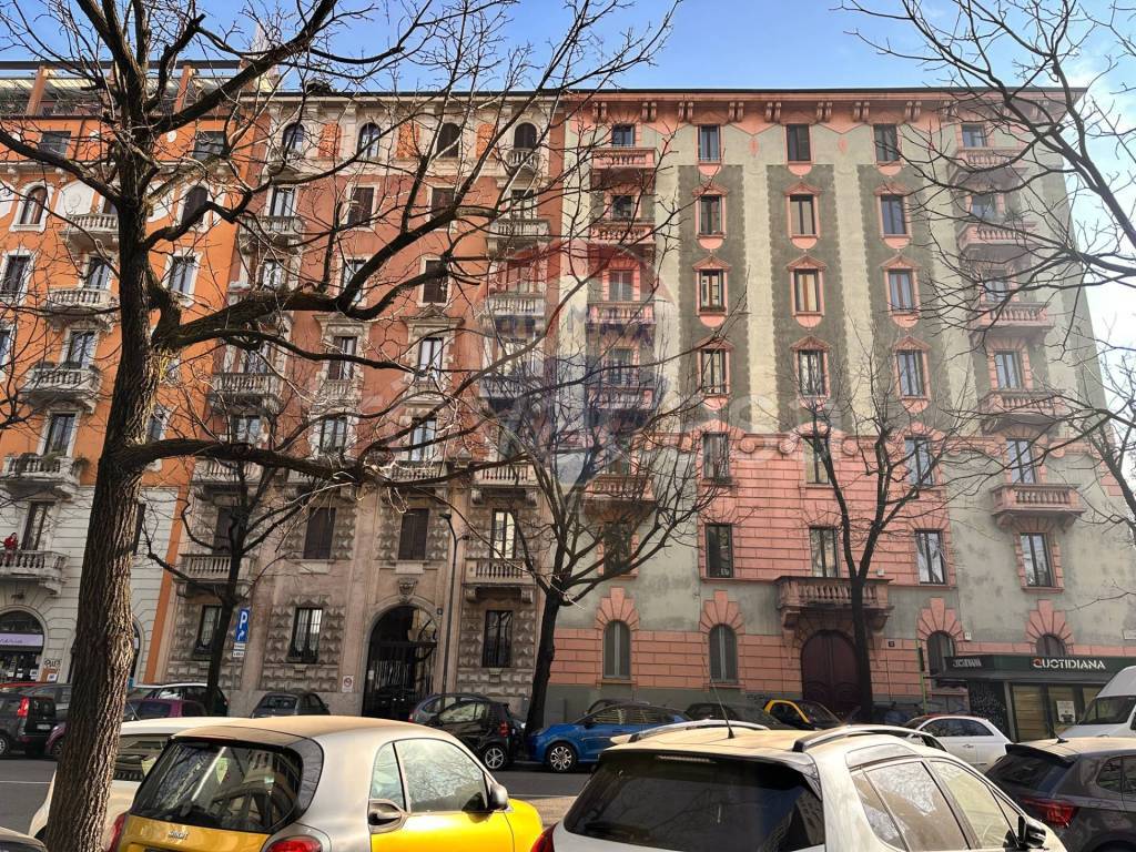 Appartamento in vendita a Milano via Losanna, 2