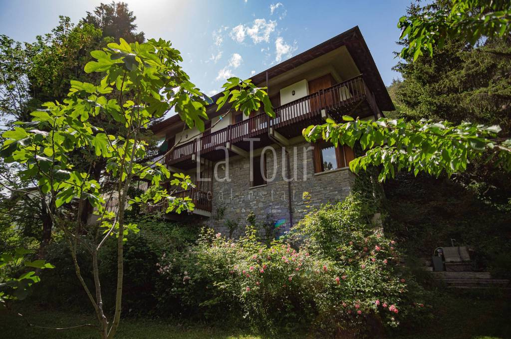 Villa Bifamiliare in vendita ad Aosta via Champailler, 9