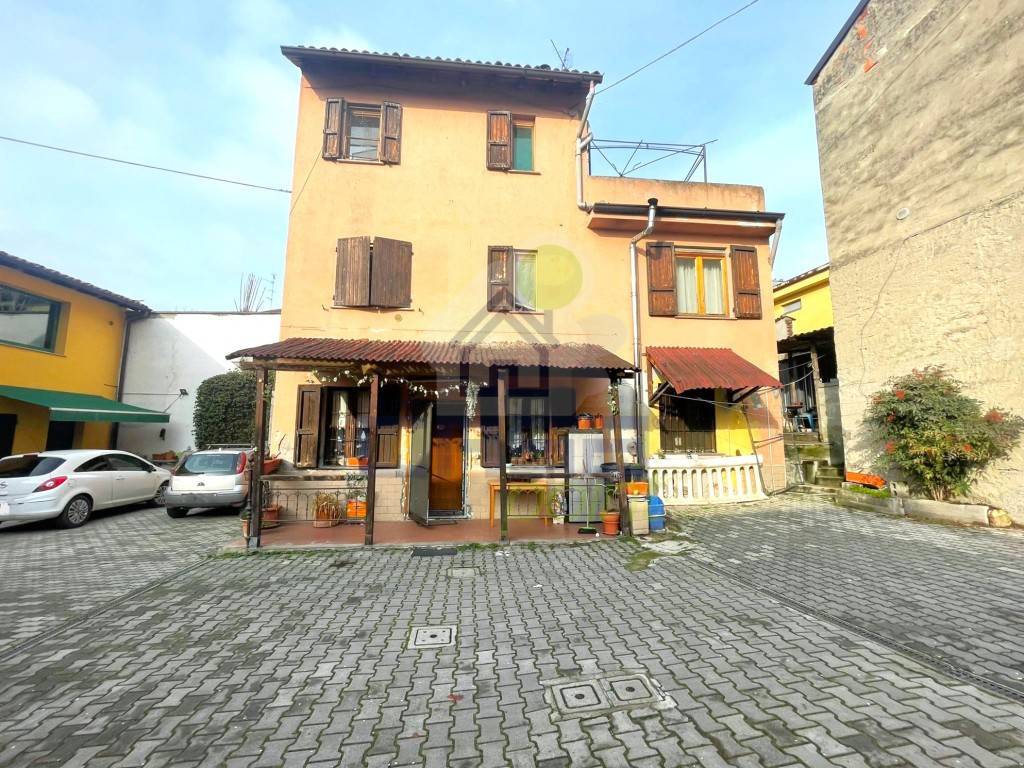 Casa Indipendente in vendita a Senna Lodigiana via cimitero vecchio