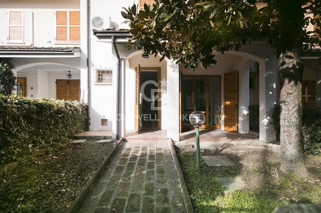 Villa a Schiera in vendita a Modena via Emilia Est