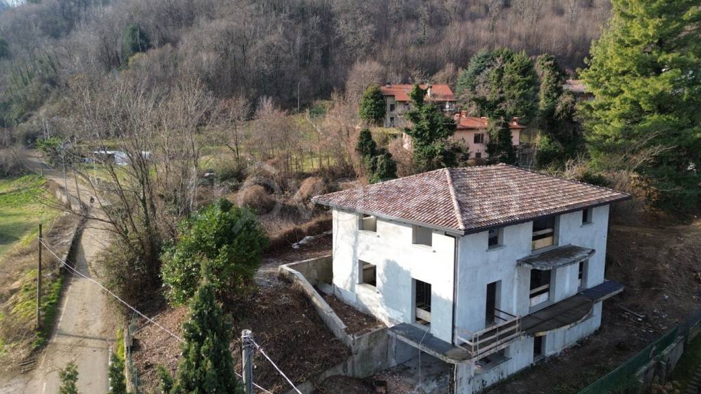 Villa Bifamiliare in vendita ad Airuno via San Genesio