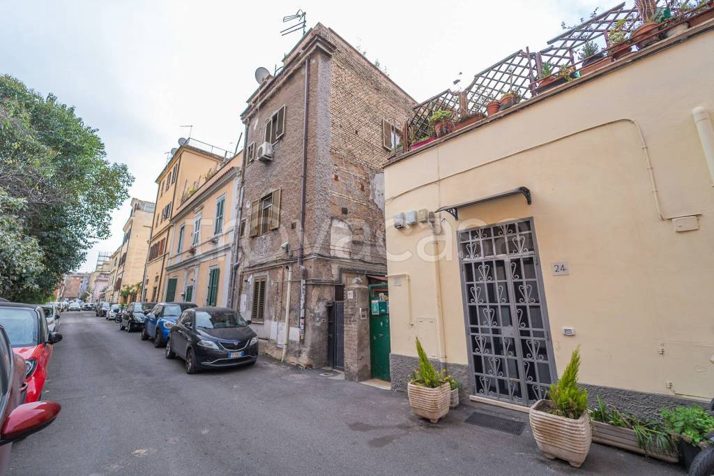 Appartamento in vendita a Roma via Giovanni Brancaleone