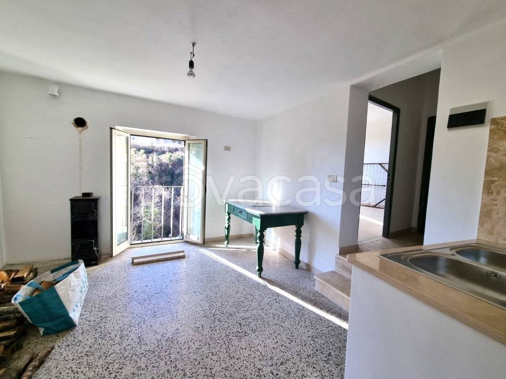 Appartamento in vendita a Caprarola via Corsica