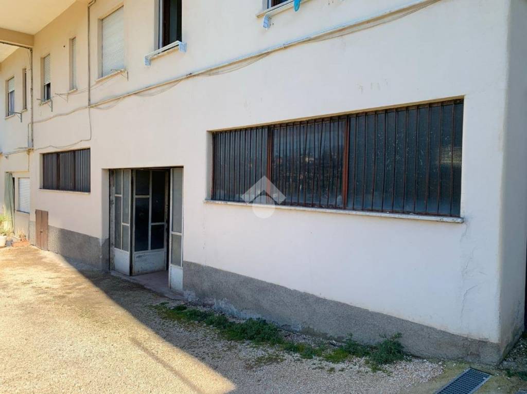 Garage in vendita a Cantalupo in Sabina via Ternana, 23