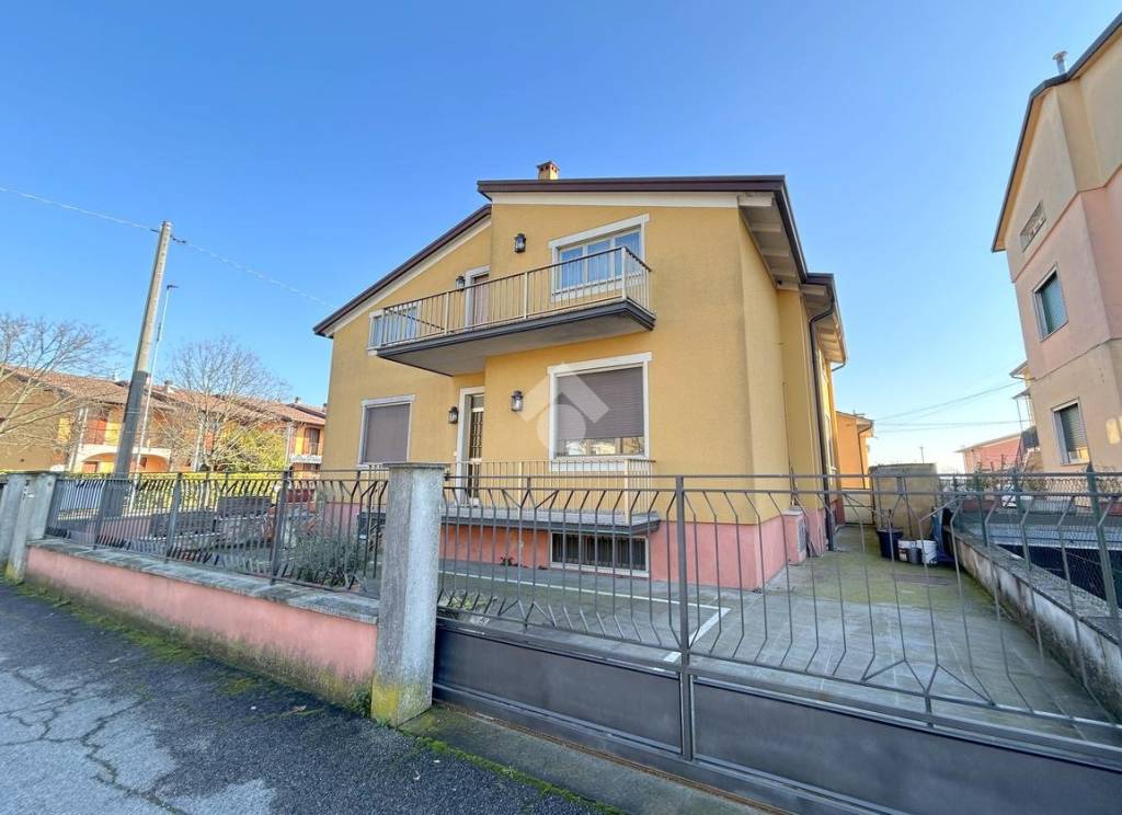 Villa in vendita a Carpenedolo via Silvio Pellico