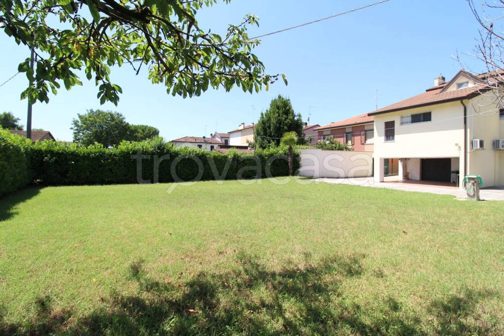 Villa Bifamiliare in vendita a Ravenna via Fiume Montone Abbandonato, 268