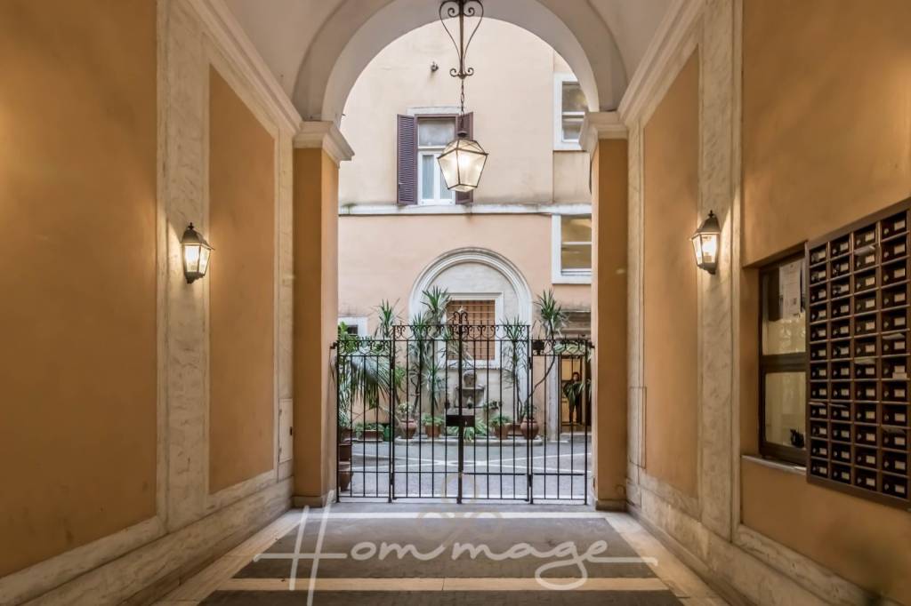 Appartamento in vendita a Roma via della Scrofa, 39