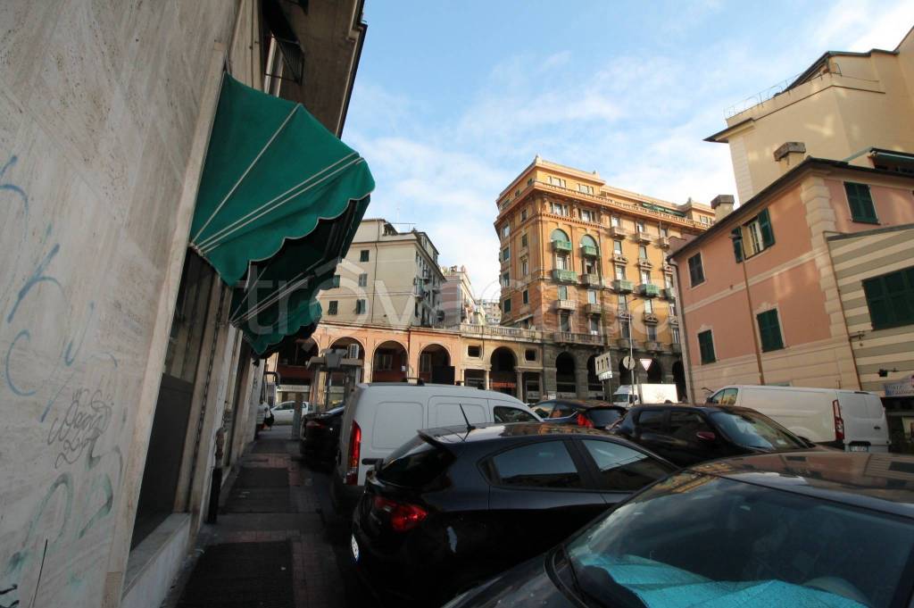 Negozio in vendita a Genova via Urbano Rela, 32r