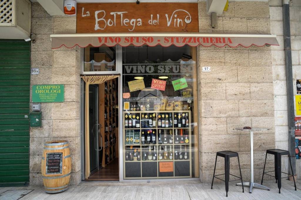 Negozio in vendita a San Benedetto del Tronto vineria enoteca Viale Alcide de Gasperi, 89