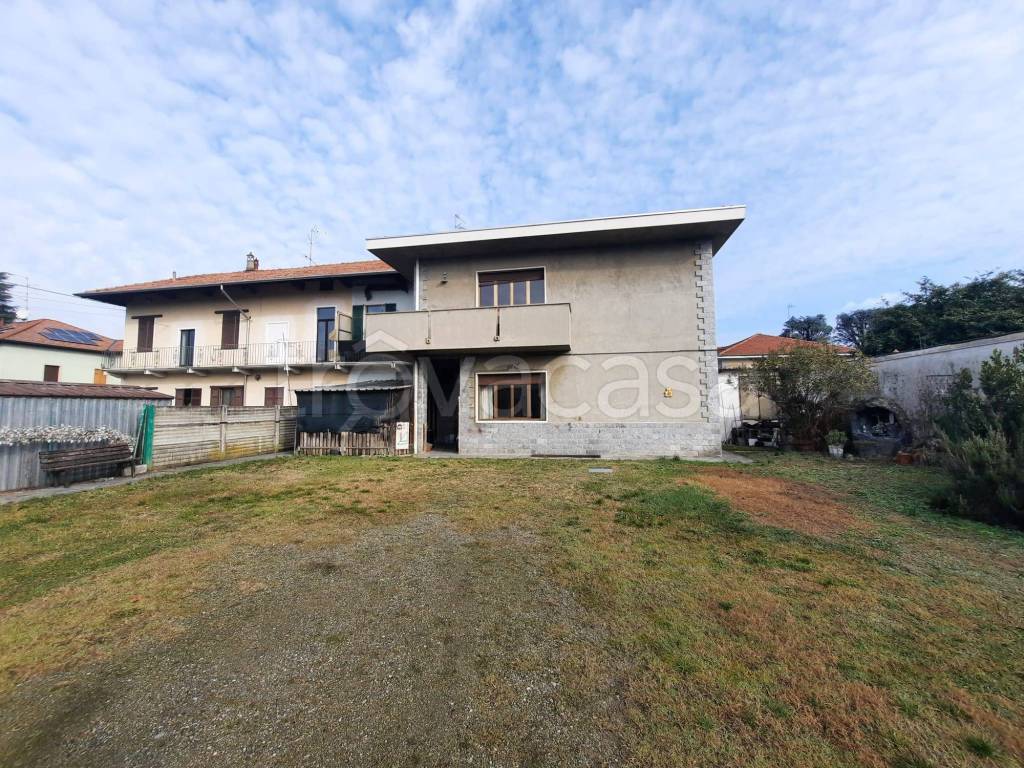 Villa in vendita a Lonate Pozzolo via Alessandro Volta, 10