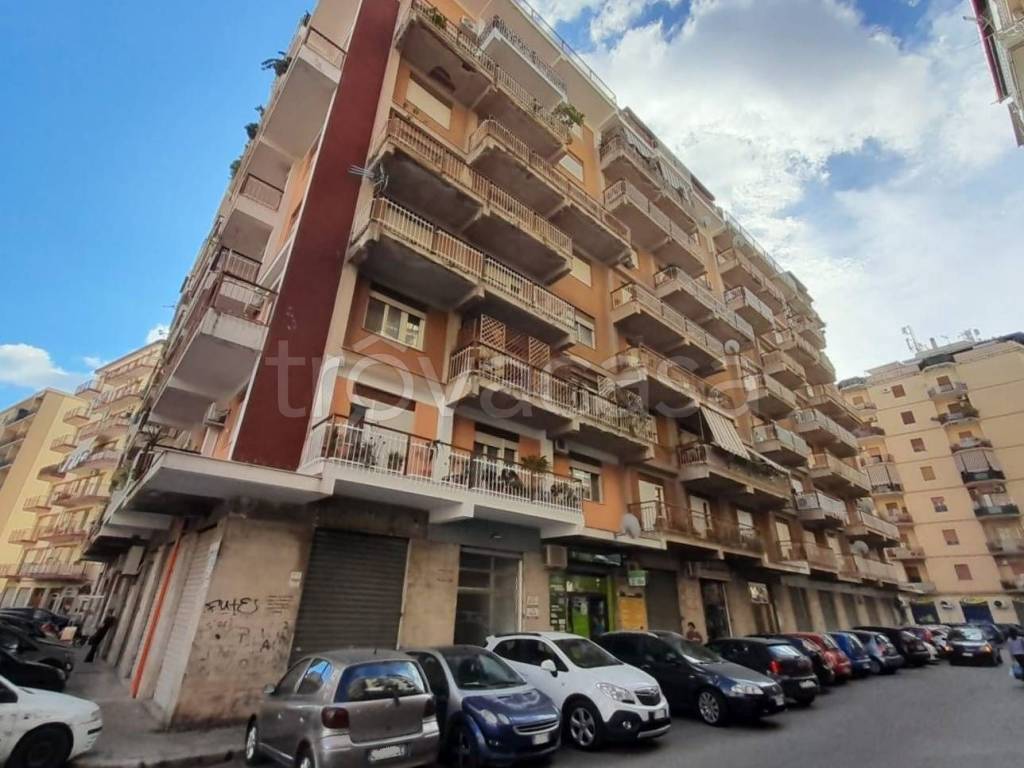 Appartamento in vendita a Palermo via Angelo Poliziano, 11