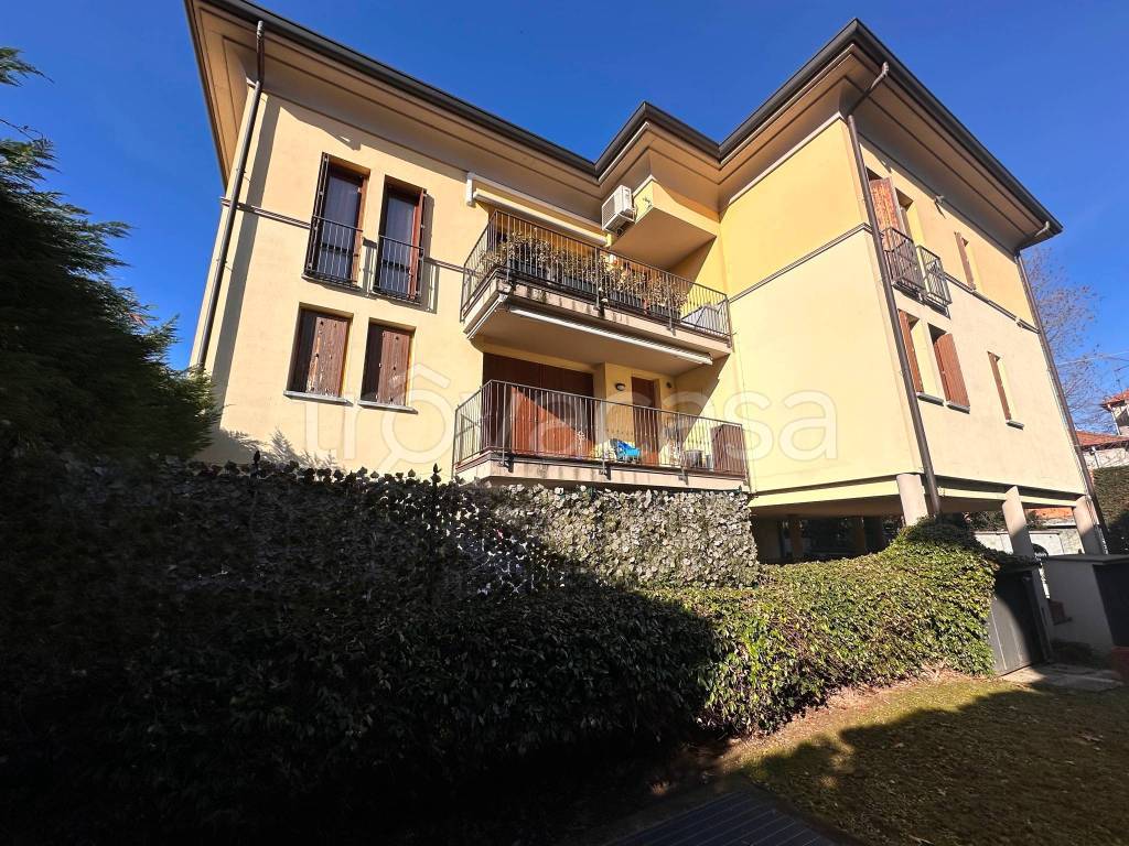 Appartamento in vendita a Carate Brianza via Cesare Battisti, 29