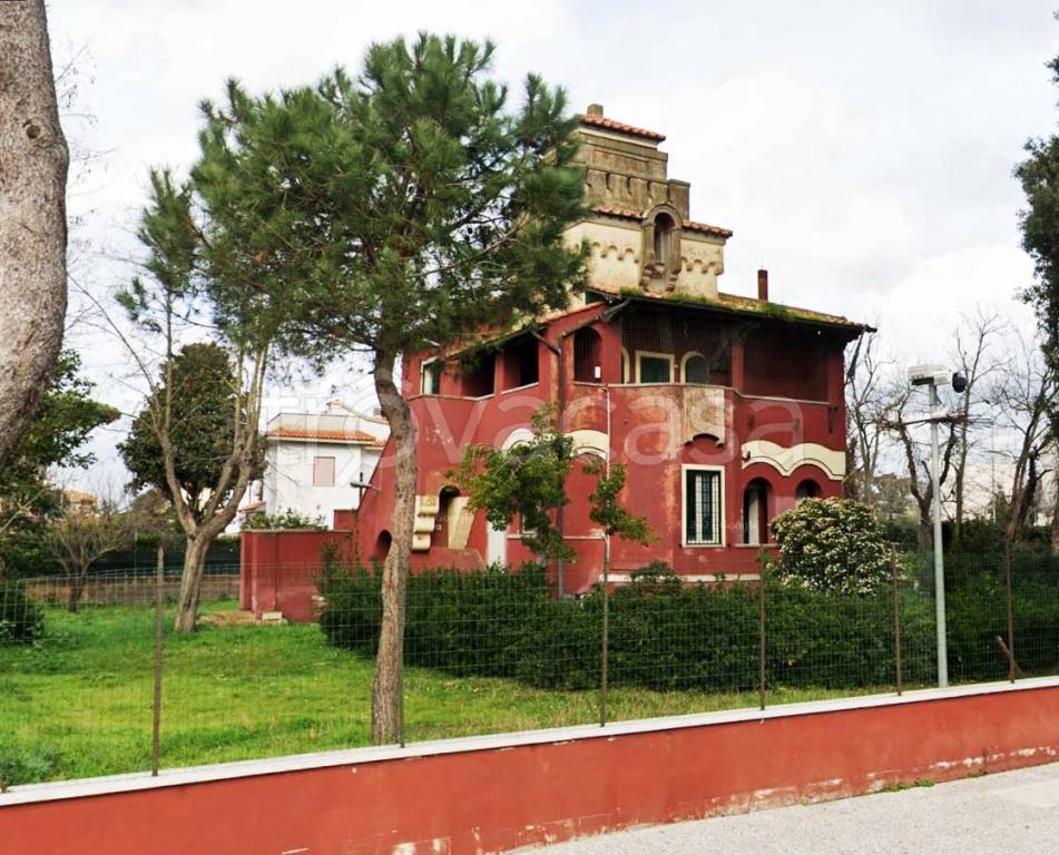 Villa in vendita a Fiumicino viale della Pineta di Fregene, 54