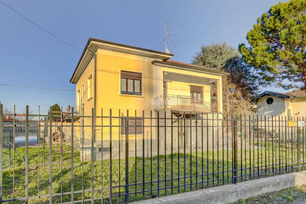 Villa in vendita a Cassano Magnago via Thomas Alva Edison