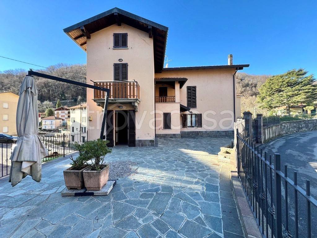Villa in vendita ad Asso via Provinciale Per Bellagio, 1