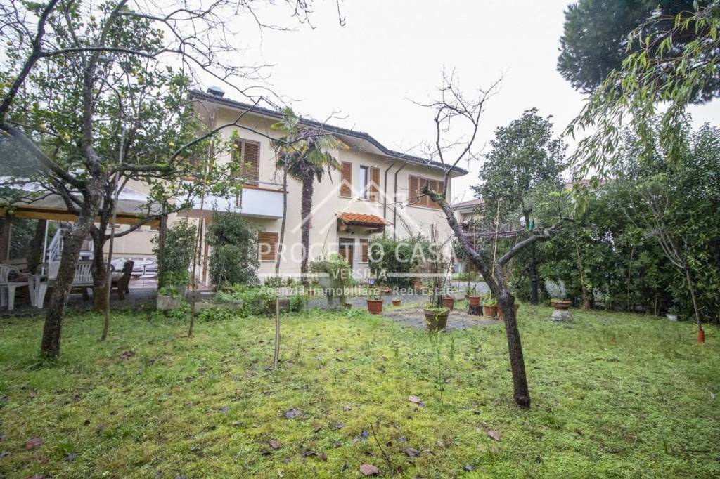 Villa in vendita a Viareggio via Giuseppe Verdi