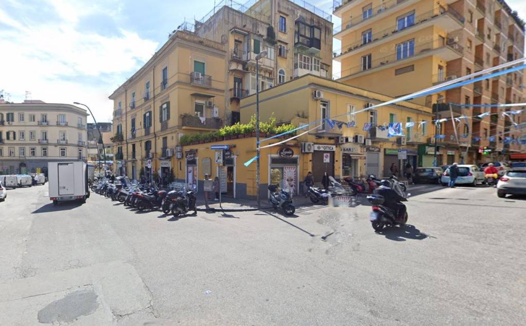 Negozio in affitto a Napoli piazza degli Artisti