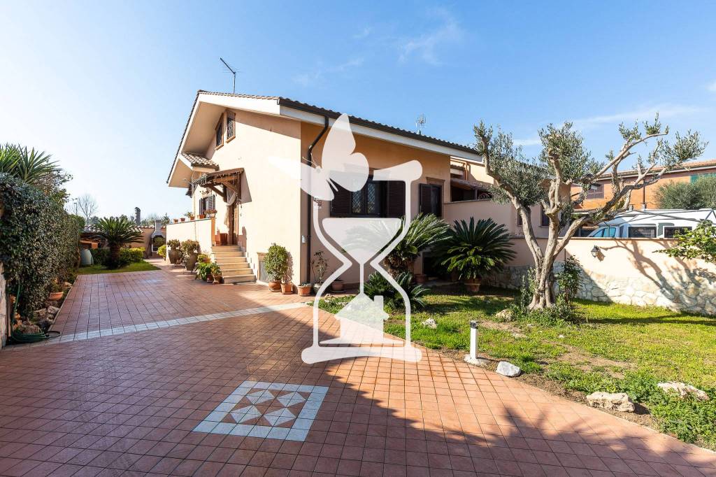 Villa Bifamiliare in vendita a Fiumicino via Silvio Angelucci, 75