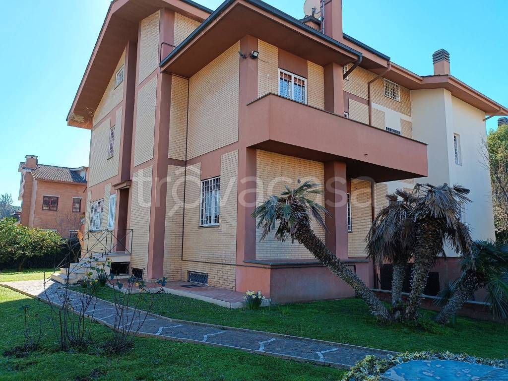 Villa Bifamiliare in vendita a Roma via Teognide