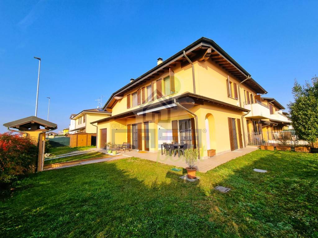 Villa Bifamiliare in vendita a Casalpusterlengo via Canale