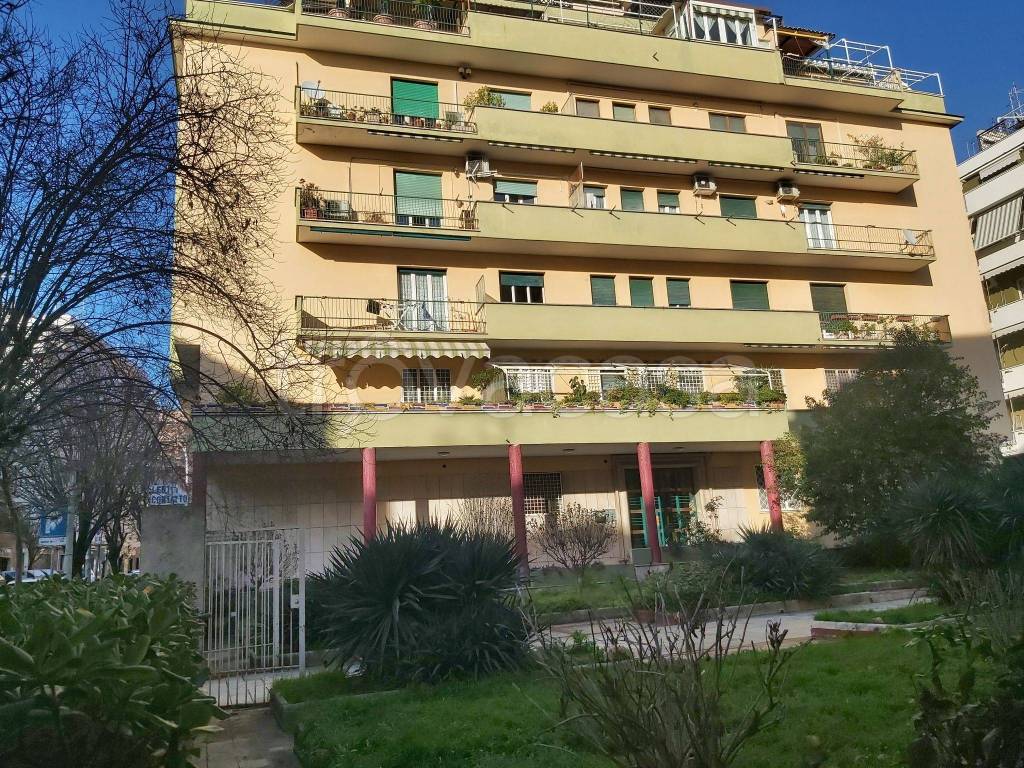 Appartamento in in vendita da privato a Roma via Edoardo Jenner, 45