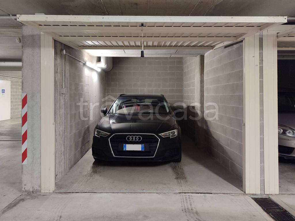Garage in affitto a Monza via Magenta, 6