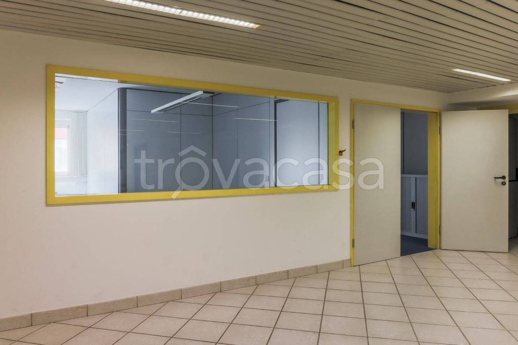 Ufficio in in affitto da privato a Bolzano via Luigi Galvani, 35