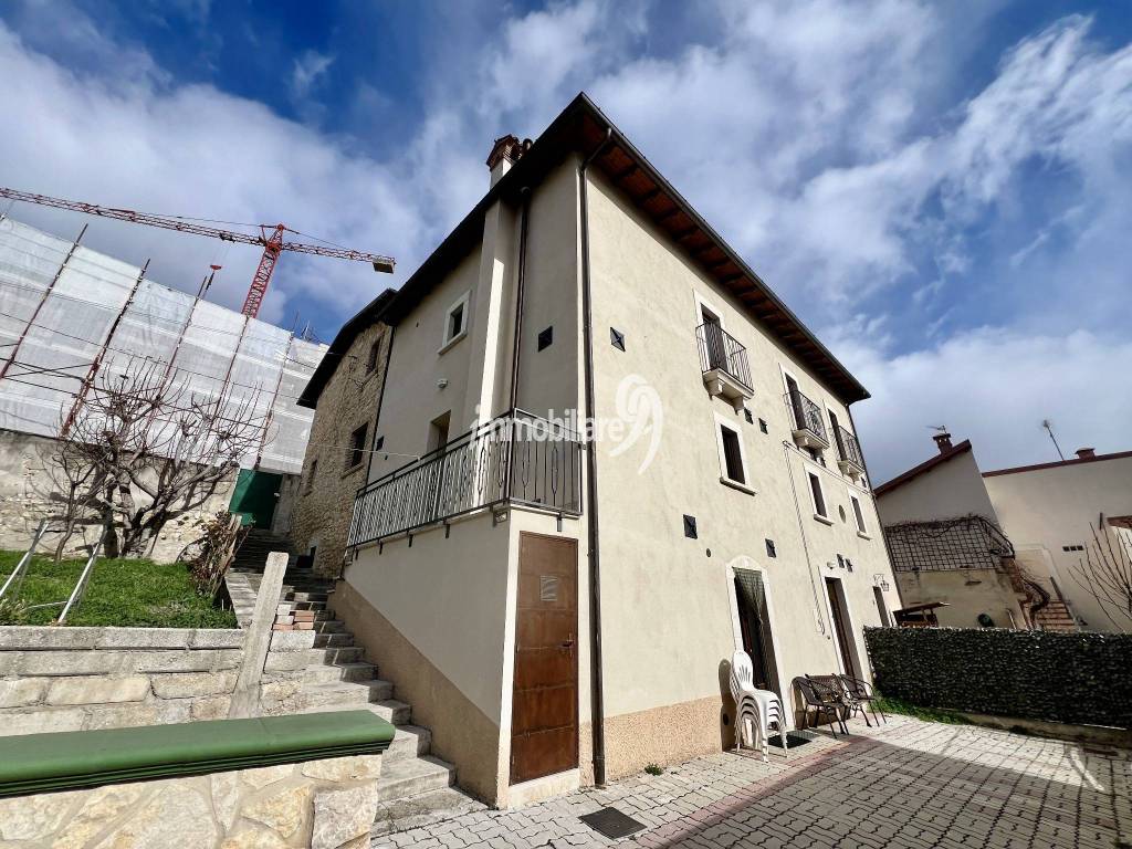 Casa Indipendente in vendita a L'Aquila via Castello