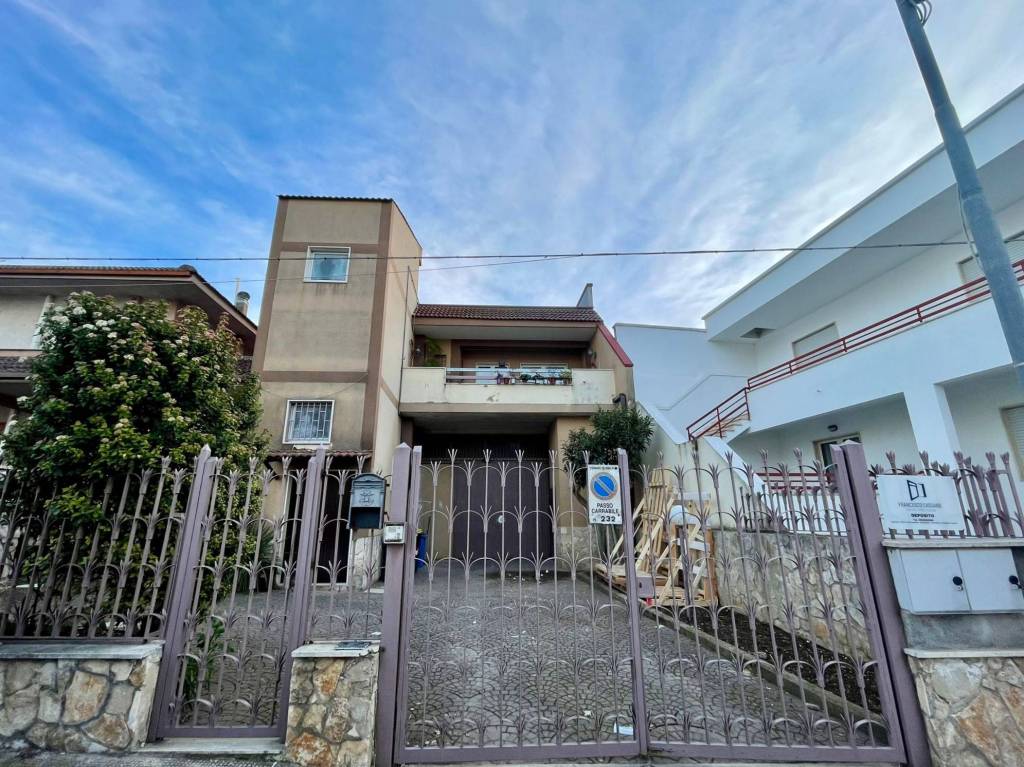 Villa in vendita ad Adelfia via Fratelli Bandiera, 38/a