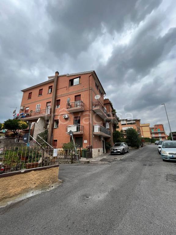 Appartamento in vendita a Roma via di Valle Muricana, 123