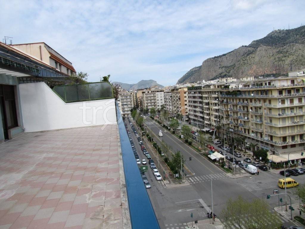 Attico in affitto a Palermo via Marchese di Villabianca , 120