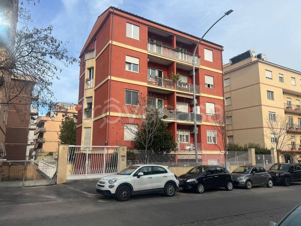Appartamento in vendita a Roma circonvallazione Tuscolana, 22