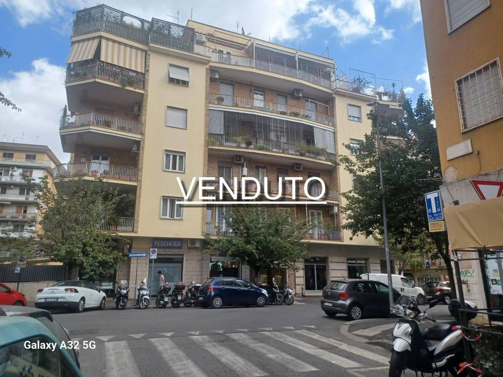 Appartamento in vendita a Roma via Tommaso da Celano, 94