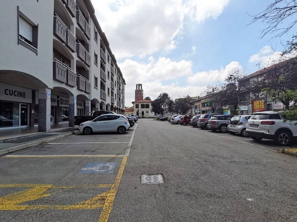 Negozio in affitto a Nerviano via Milano, 19