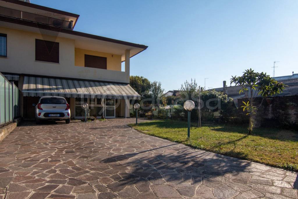 Villa Bifamiliare in vendita a Ponte San Nicolò via Cavour 1