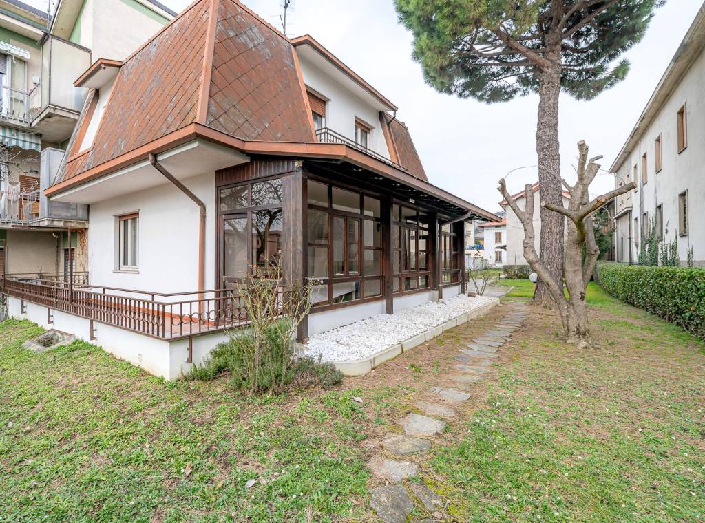 Villa in vendita a Carugo via per Gattedo