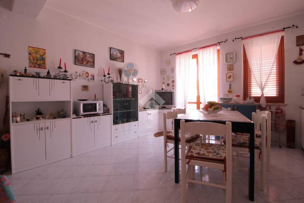 Appartamento in vendita a Messina strada Statale 113, 4