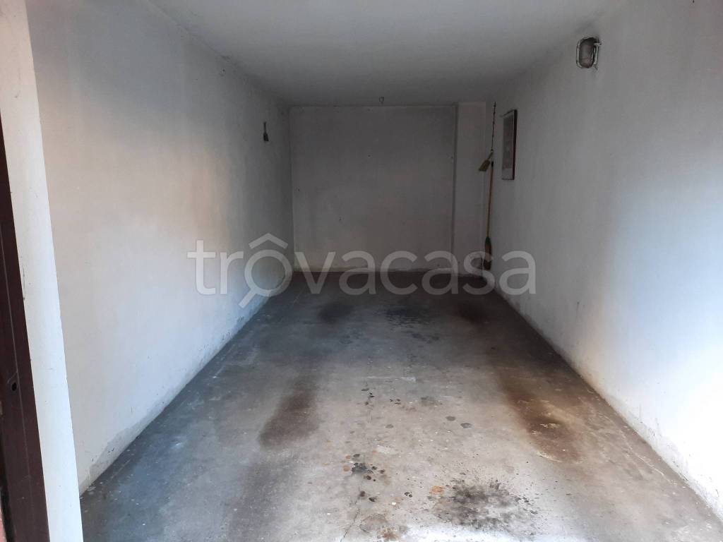 Garage in vendita a Legnano via Antonio Cantore, 13