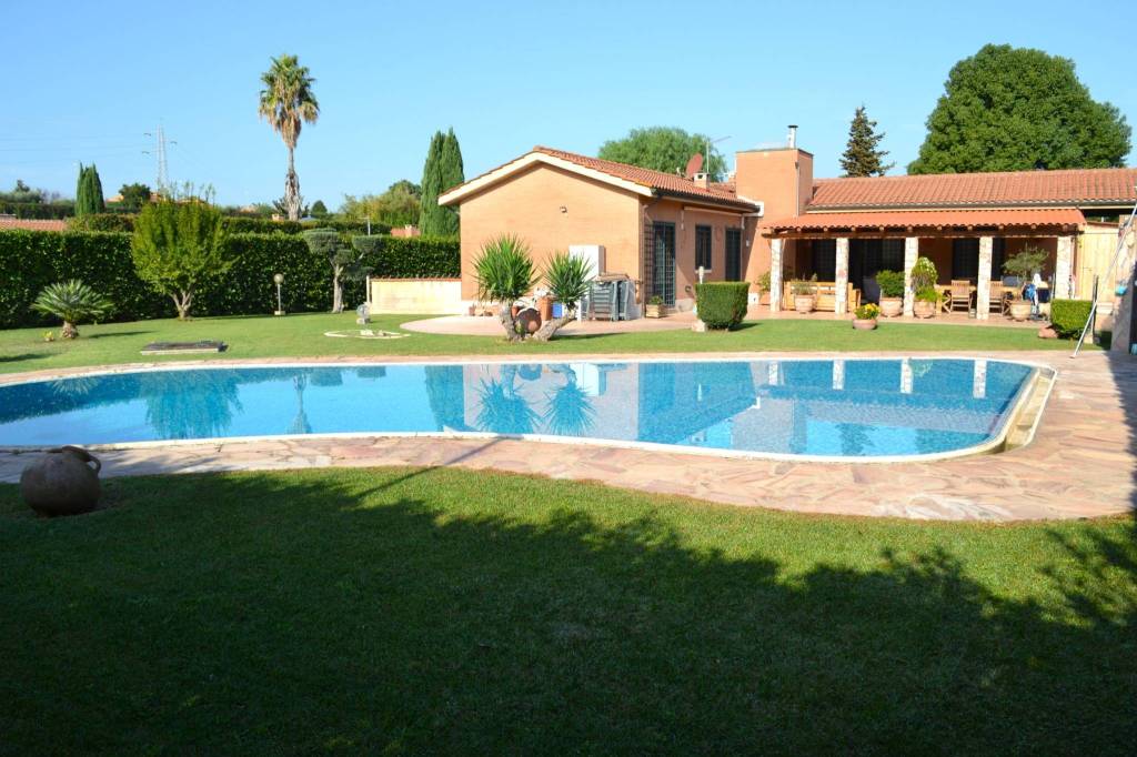 Villa Bifamiliare in vendita a Roma via Ubaldo Lay