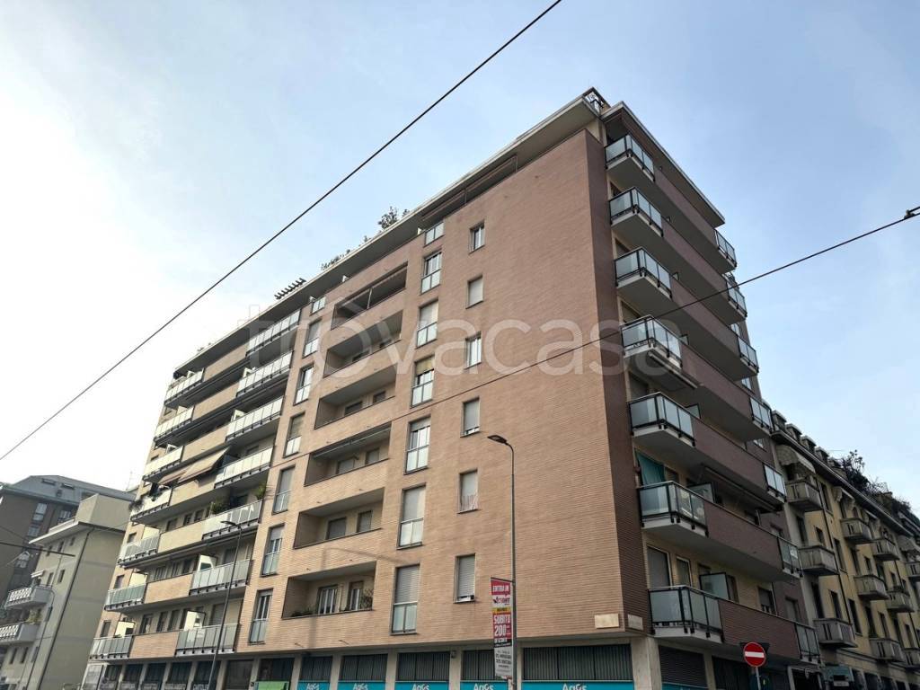 Appartamento in vendita a Milano via giambellino, 96