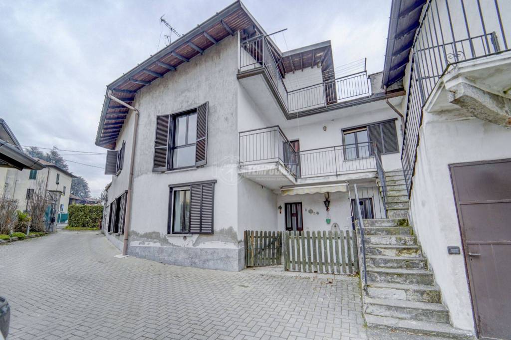 Casa Indipendente in vendita a Sesto Calende via Sempione