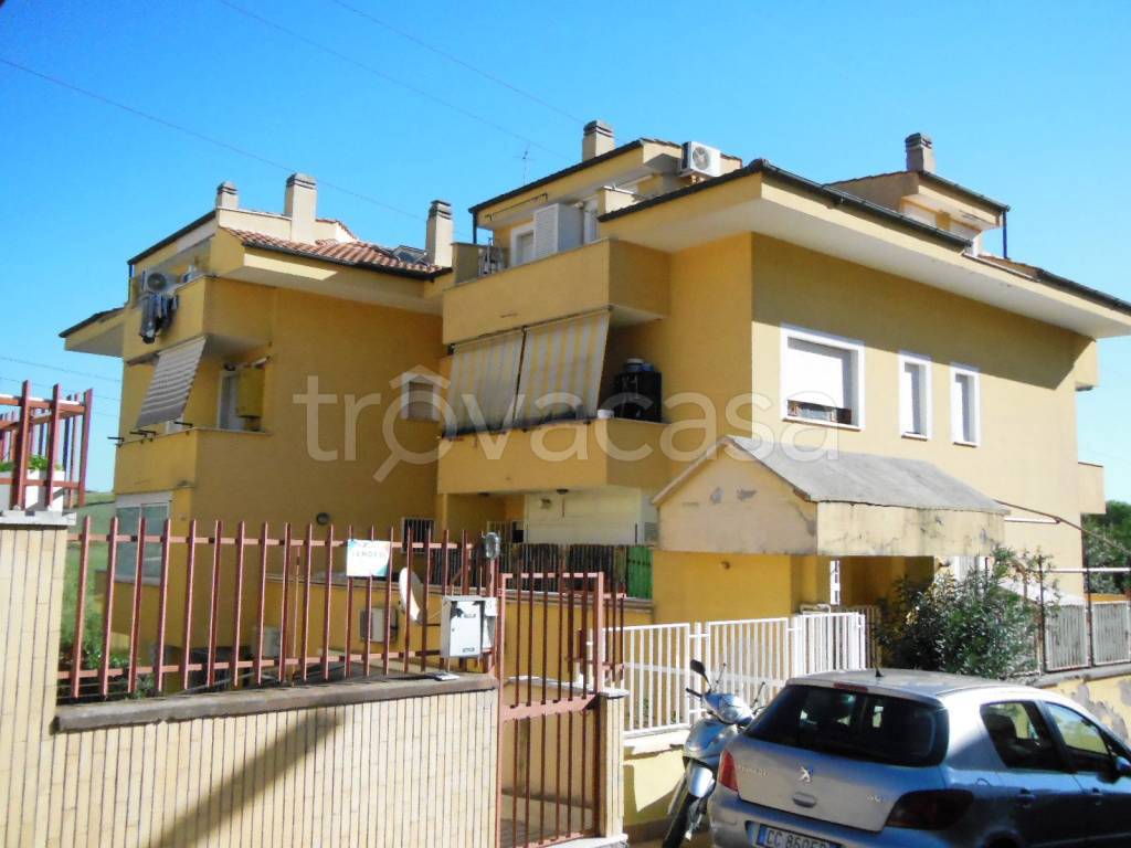 Attico in vendita a Guidonia Montecelio via Monte Cervino, 39