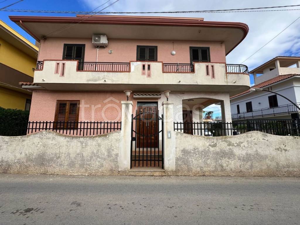 Villa Bifamiliare in vendita ad Avola via Amedola, 10