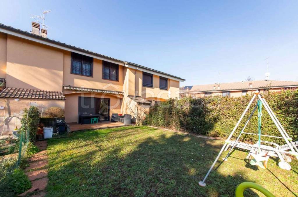 Villa a Schiera in vendita ad Arese via Giacomo Leopardi 39