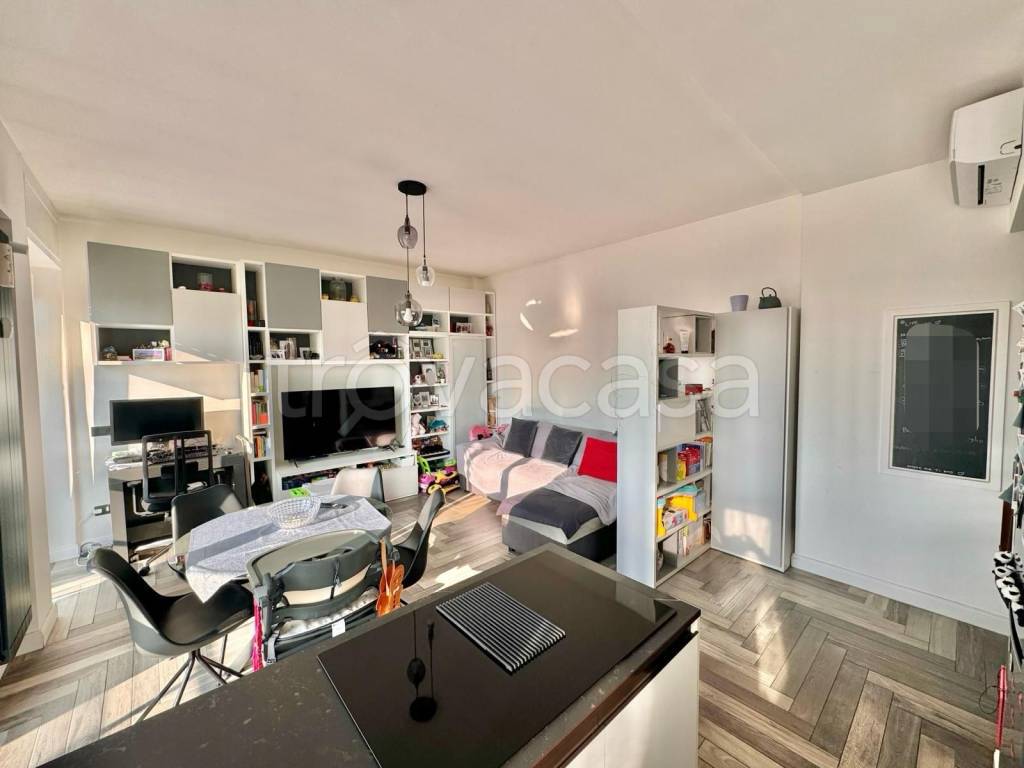 Appartamento in vendita a Milano via Novara, 62