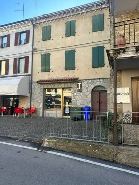 Casa Indipendente in vendita a Tizzano Val Parma piazza Roma