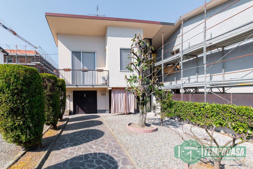 Villa a Schiera in vendita a Lodi via Ugo Foscolo 7