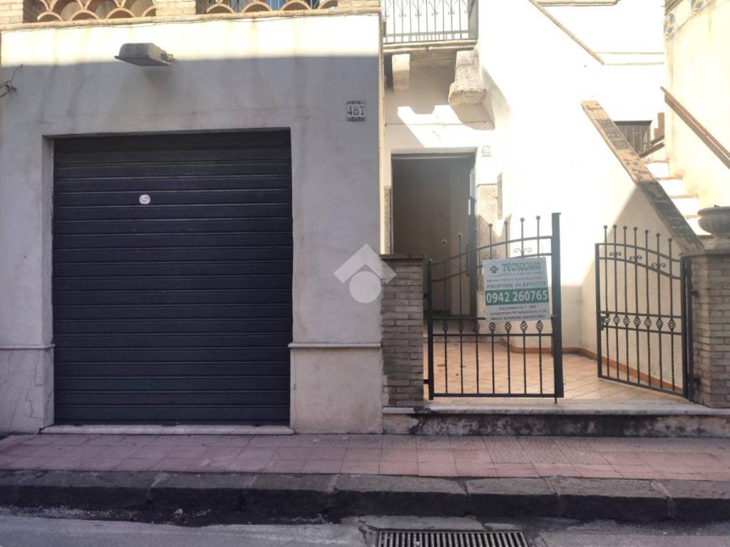 Garage in affitto a Giardini-Naxos via Umberto, 481