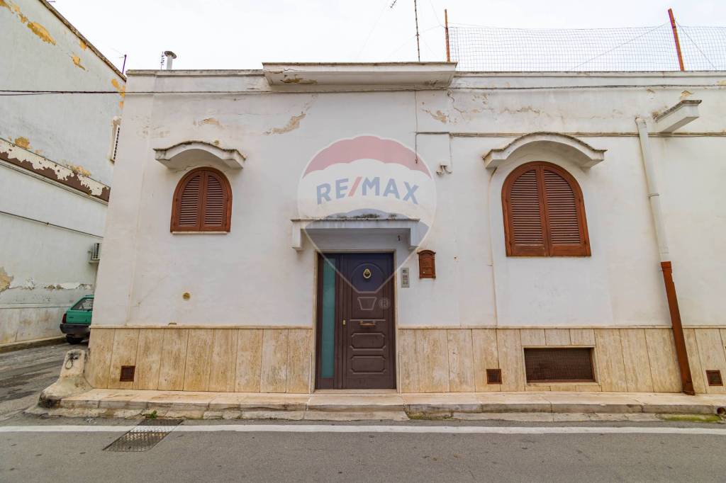 Casa Indipendente in vendita a Bari via Bonifacio, 1