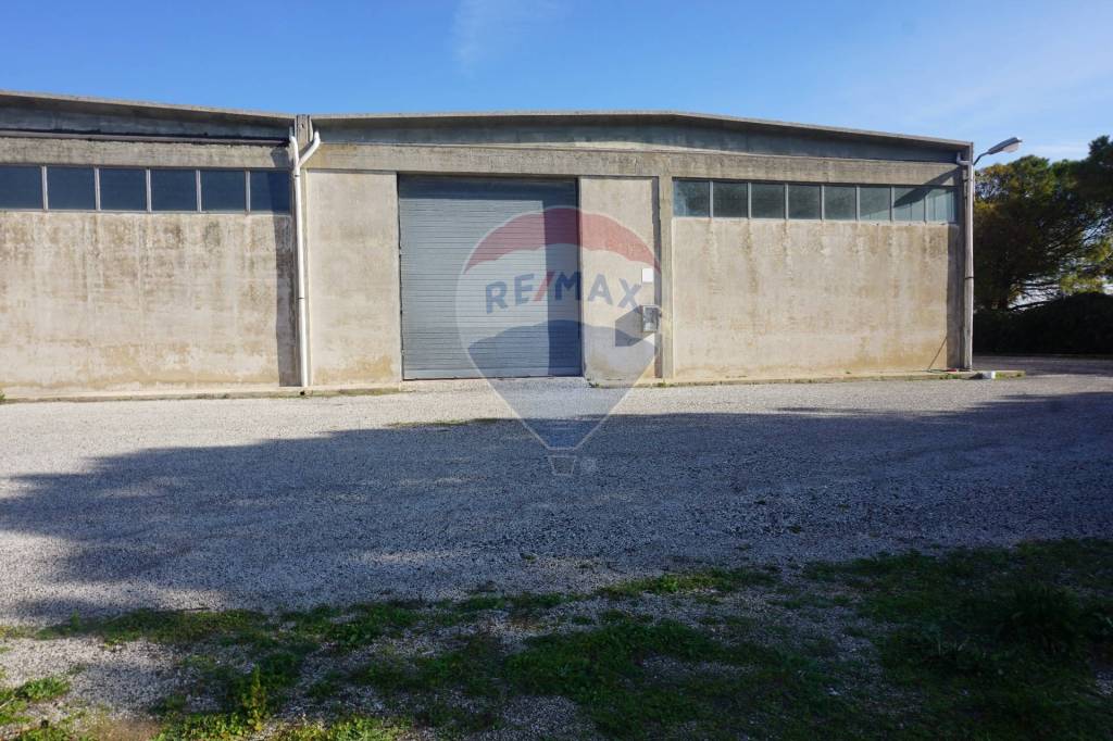 Capannone Industriale in affitto a Ragusa c.Da Zona Industriale/Via Achille Grandi, snc